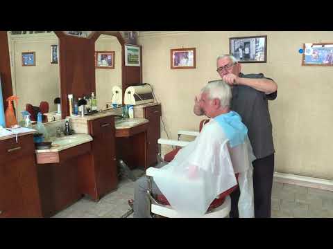 A Saint-Girons, Roger, 86 printemps, continue de coiffer ses clients après 70 ans de métier