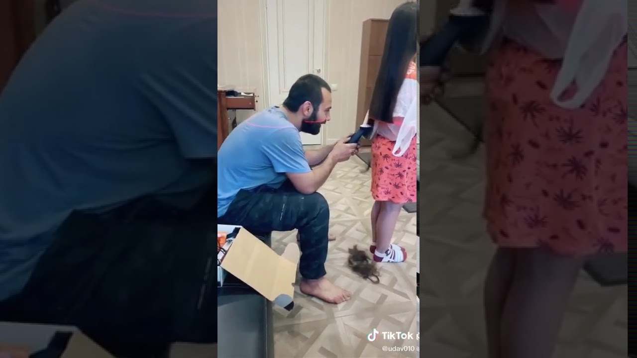 Un papa maçon coupe les cheveux de sa fille